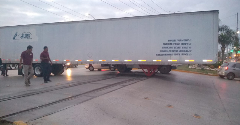 TRÁILER QUEDÓ ATORADO EN LAS VÍAS DEL TREN EN CIUDAD MADERO Sentido Común