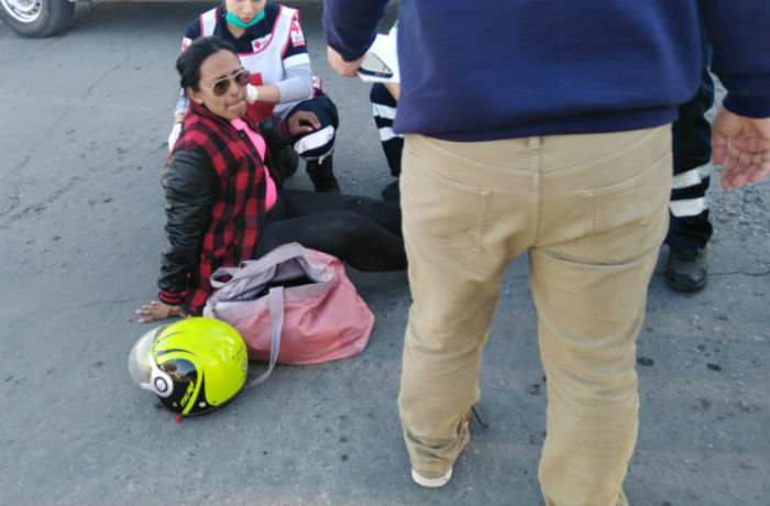 Mujer En Moto Ignora Alto Y Es Embestida Por Auto En Nld Sentido N