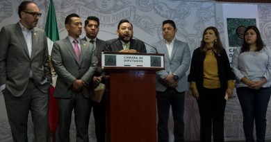 Desbandada del PRD en San Lázaro: Renuncian 9 diputados al partido Desbandada del PRD en San Lázaro: Renuncian 9 diputados al partido
