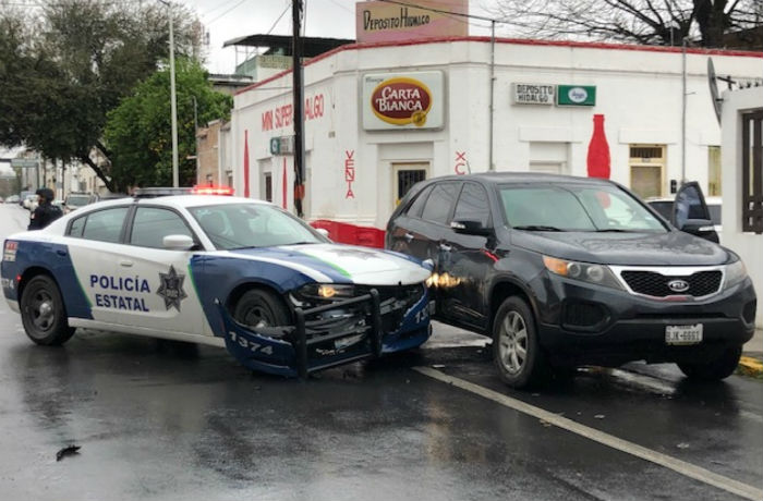 Patrulla de la Estatal se pasa alto y embiste camioneta en NLD ...