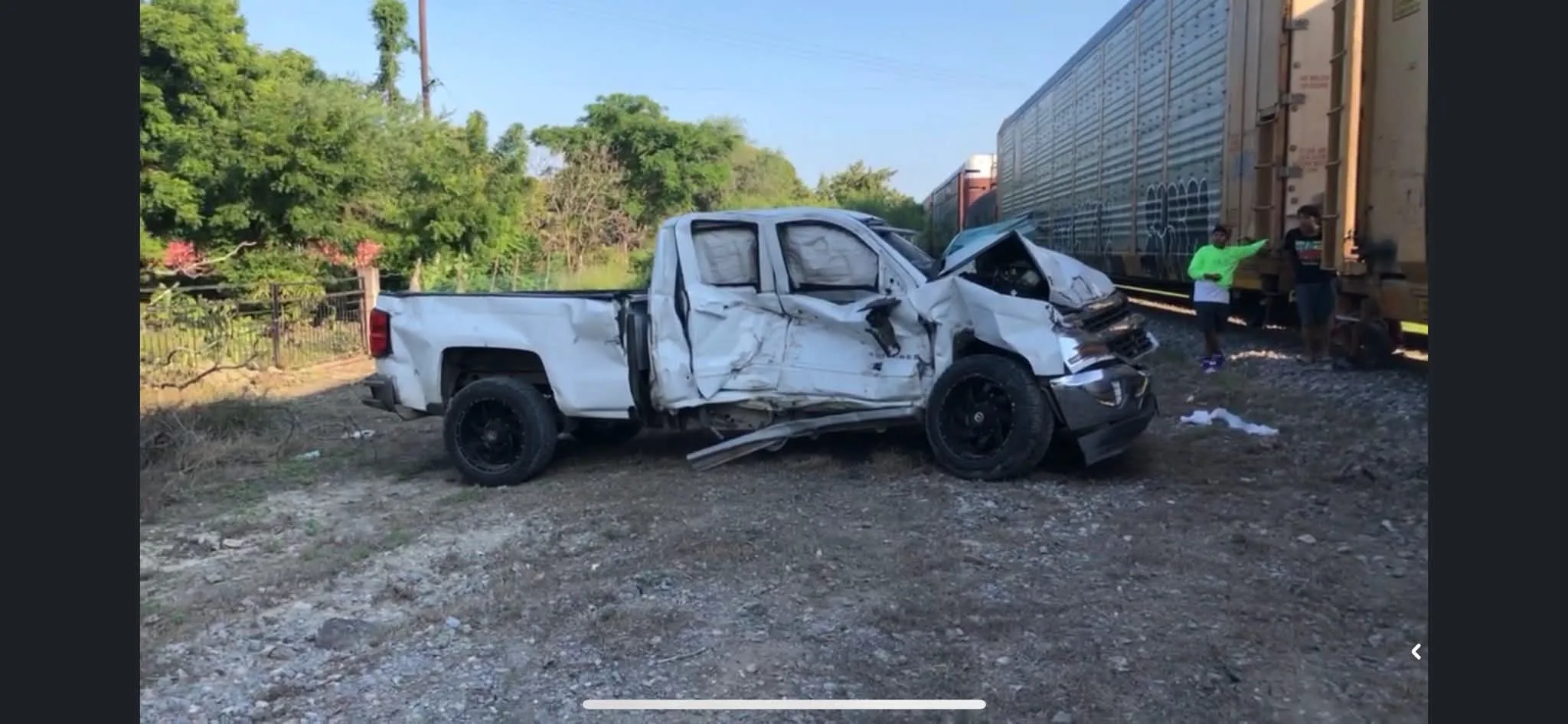 Camioneta queda destrozada tras intentar ganarle el paso al tren en ...